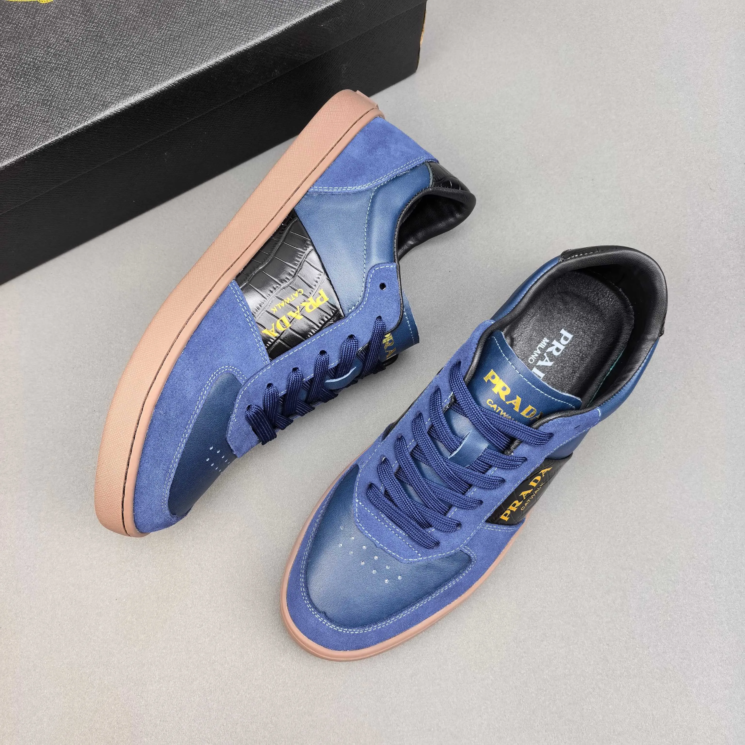 PP420❣️❣️❣️Prada set off the audience! Prada, an international brand that is constantly innovating, this men's casual shoe, the original version, made of cowhide leather at a ratio of one to one at the store, with leather feet and rubber non-slip outsole, breathable and comfortable, quality speaks for itself👄38-44